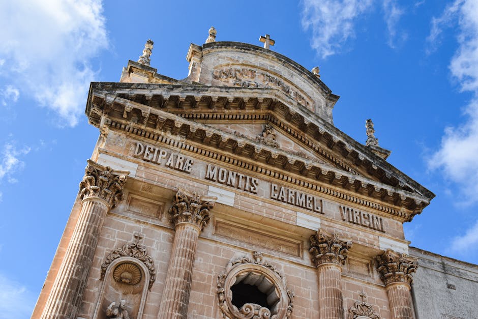 Fronton monumental avec inscription latine sur une église baroque de Lecce