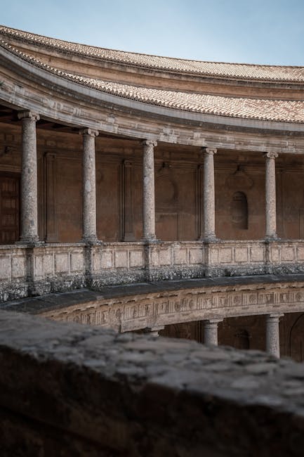 Colonnade circulaire en pierre d'un palais historique du centre de Lecce