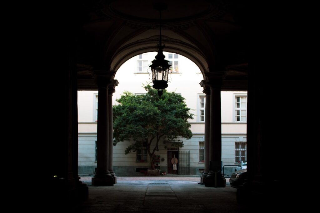 Cortile interno del Castello di Carlo V, ombre