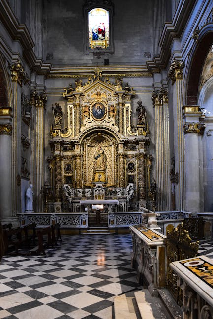 Retable doré baroque au fond d'une église de Lecce
