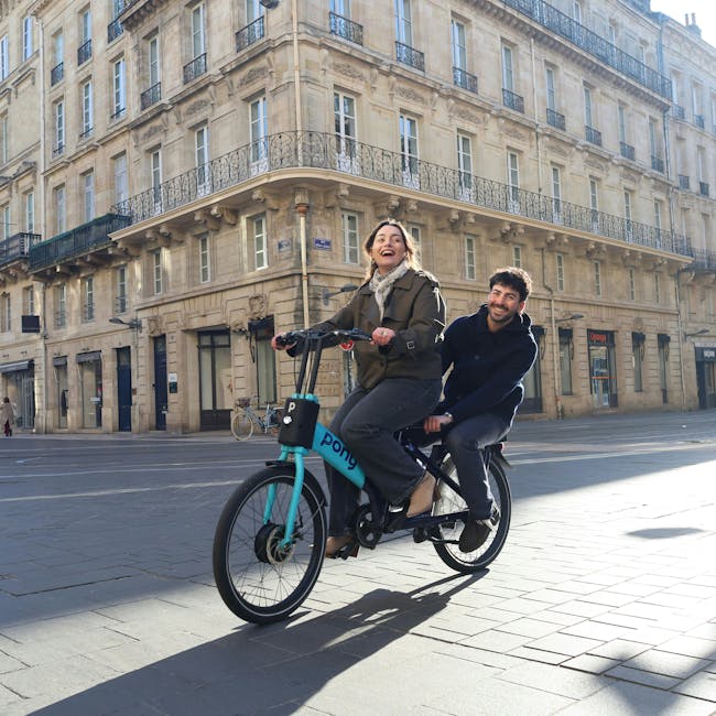 Coppia in bici elettrica nel centro storico
