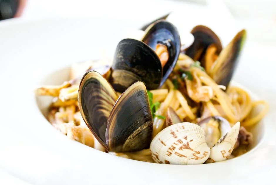 Teller Spaghetti mit Miesmuscheln und Venusmuscheln serviert in Lecce