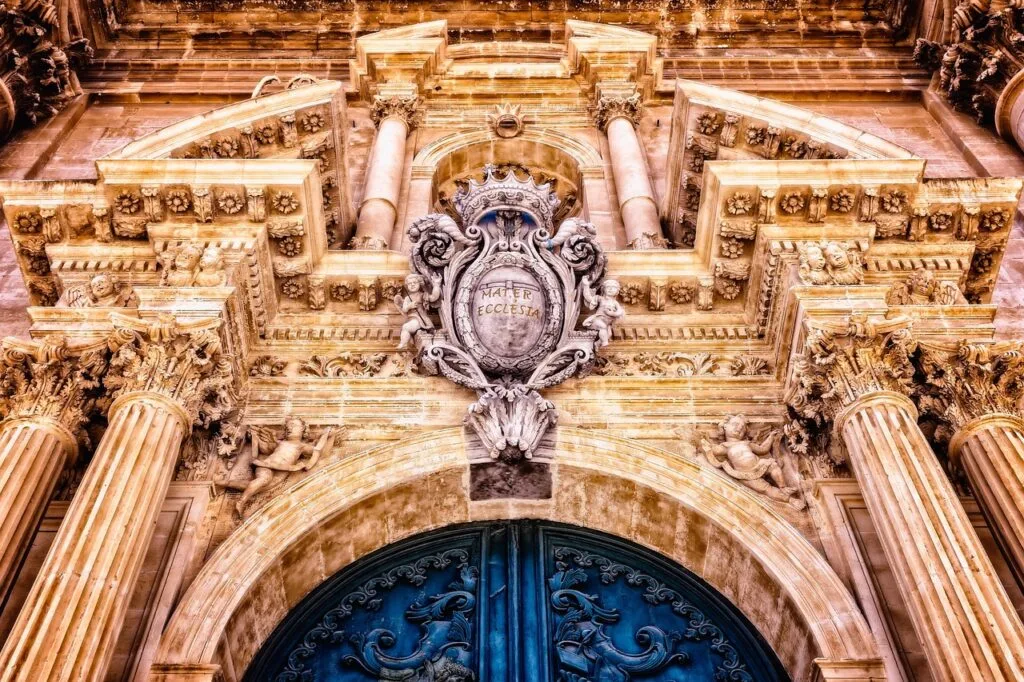 Portail monumental baroque avec inscription « Mater Ecclesia » à Lecce