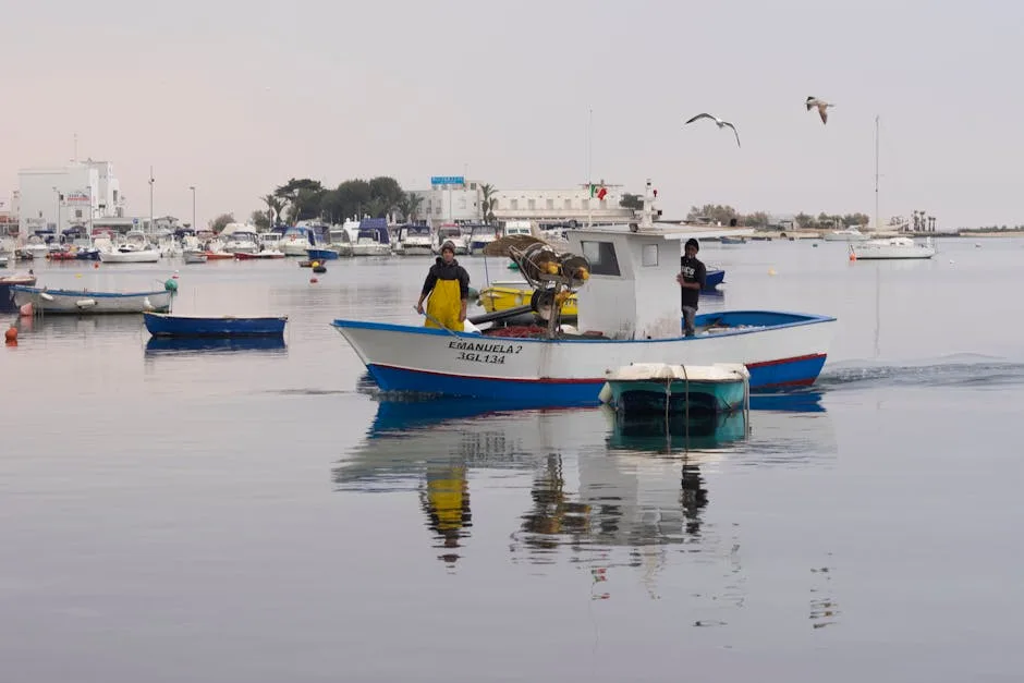 Fischerboot Emanuela2, Fischer an Bord und Spiegelungen im Hafen von Lecce