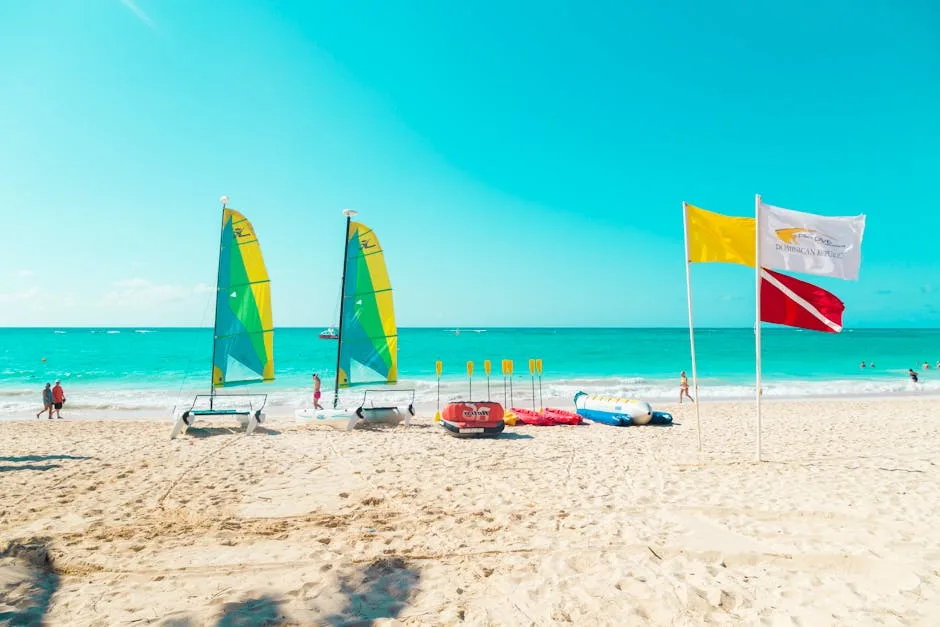 Bunte Katamarane, Flaggen und Ausrüstung an einem Strand in der Nähe von Lecce