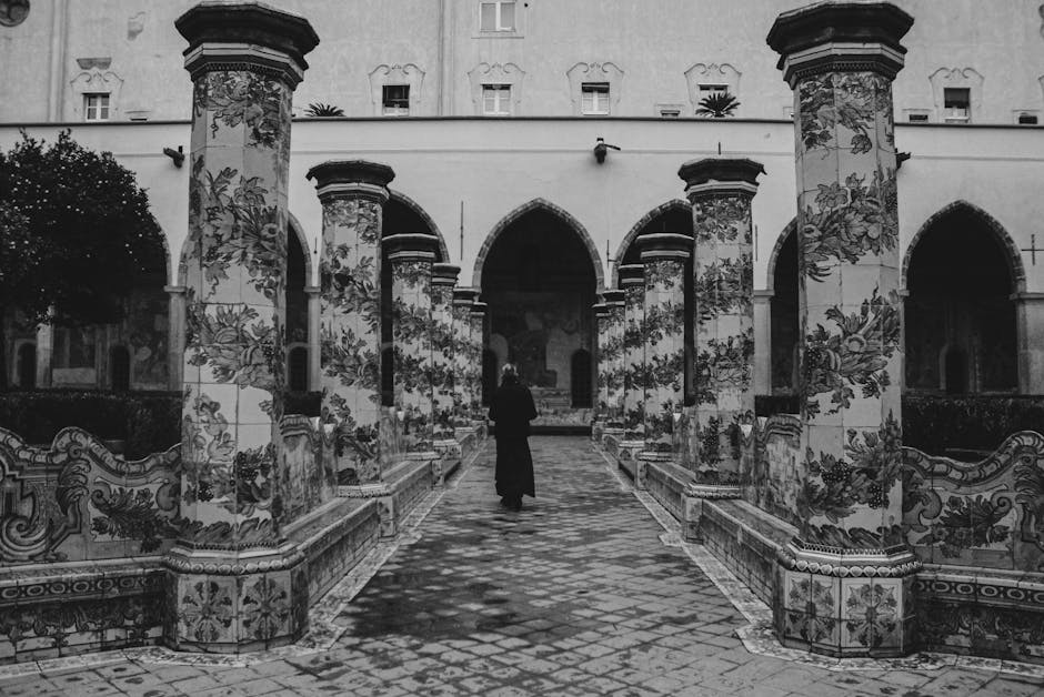 chiostro giardino di Santa Chiara illuminato dal sole