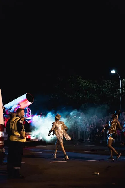 Artiste en costume scintillant traverse la rue lors d'un festival nocturne à Lecce