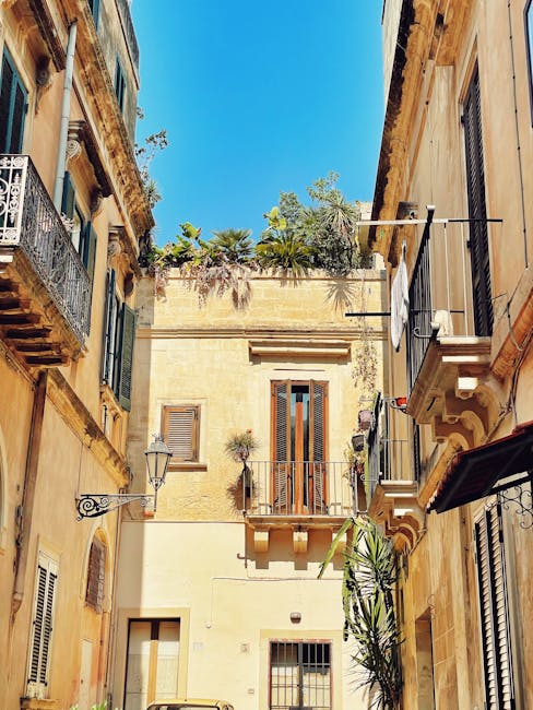 Ruette ensoleillée à Lecce bordée de balcons étroits et plantes