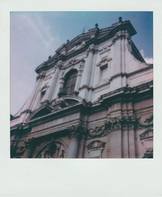 Polaroïd vintage montrant la façade baroque d'une église à Lecce
