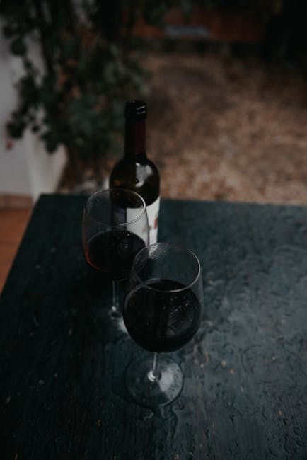 Bicchieri di vino all’aperto in Piazza Sant’Oronzo a Lecce, sera