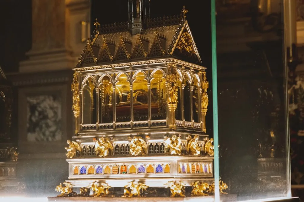 Reliquaire doré finement ouvragé sous vitrine dans une chapelle de Lecce