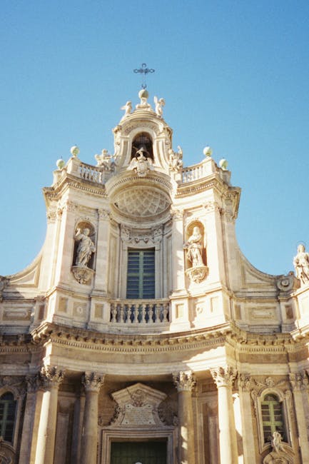 Facciata barocca del Duomo di Lecce con intagli ornamentali