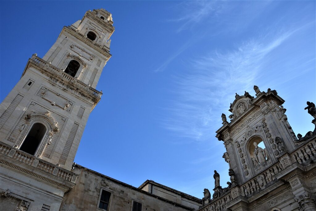 interno del Duomo di Lecce altare dorato dettaglio
