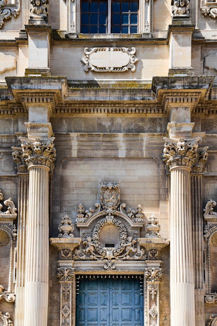 Portail encadré de colonnes corinthiennes et décorations baroques à Lecce