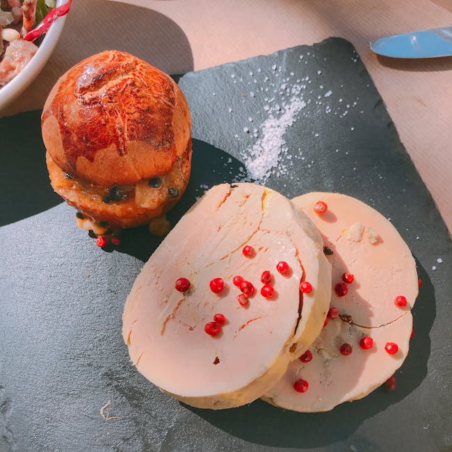Tranches de foie gras avec brioche et baies roses